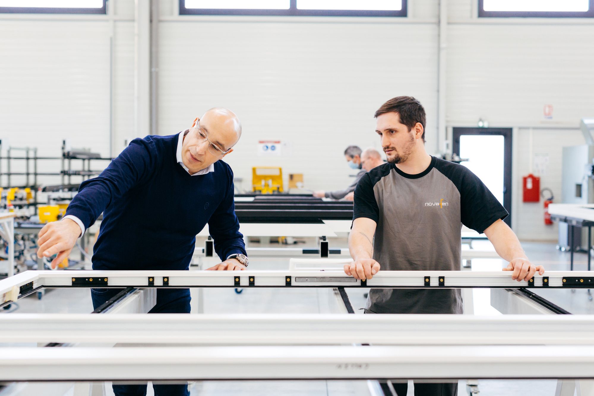 Novafen conçoit et fabrique des fenêtres, coulissants et portes en aluminium pour un marché résidentiel haut de gamme.