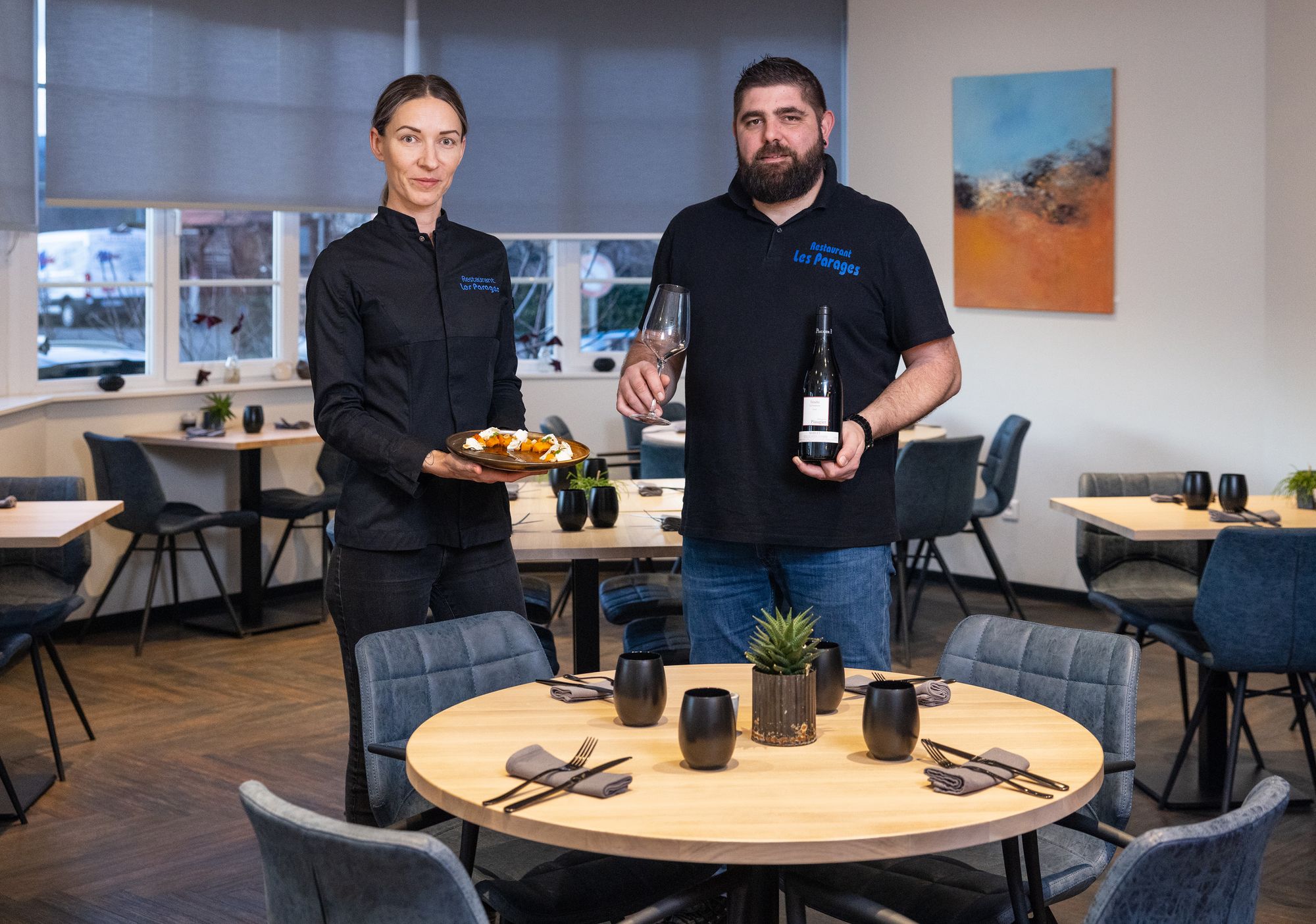 Delphine aux fourneaux et Mathieu en salle proposent une cuisine bistronomique dans une ambiance chaleureuse et accueillante.