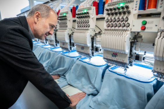 La broderie permet un travail très fin et très qualitatif aussi bien pour les petites que les grandes séries.