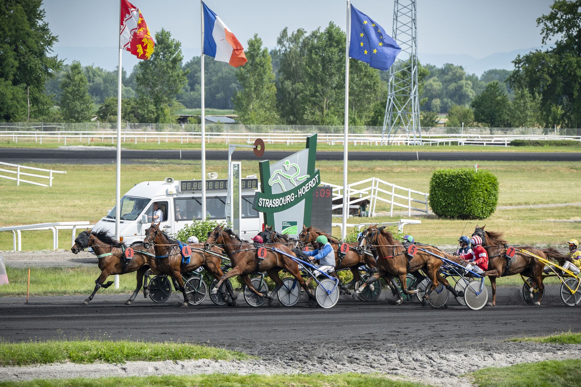 L'hippodrome de Strasbourg-Hoerdt dispose d’une superficie de 42 hectares et d’une capacité d’accueil de 10 000 places.