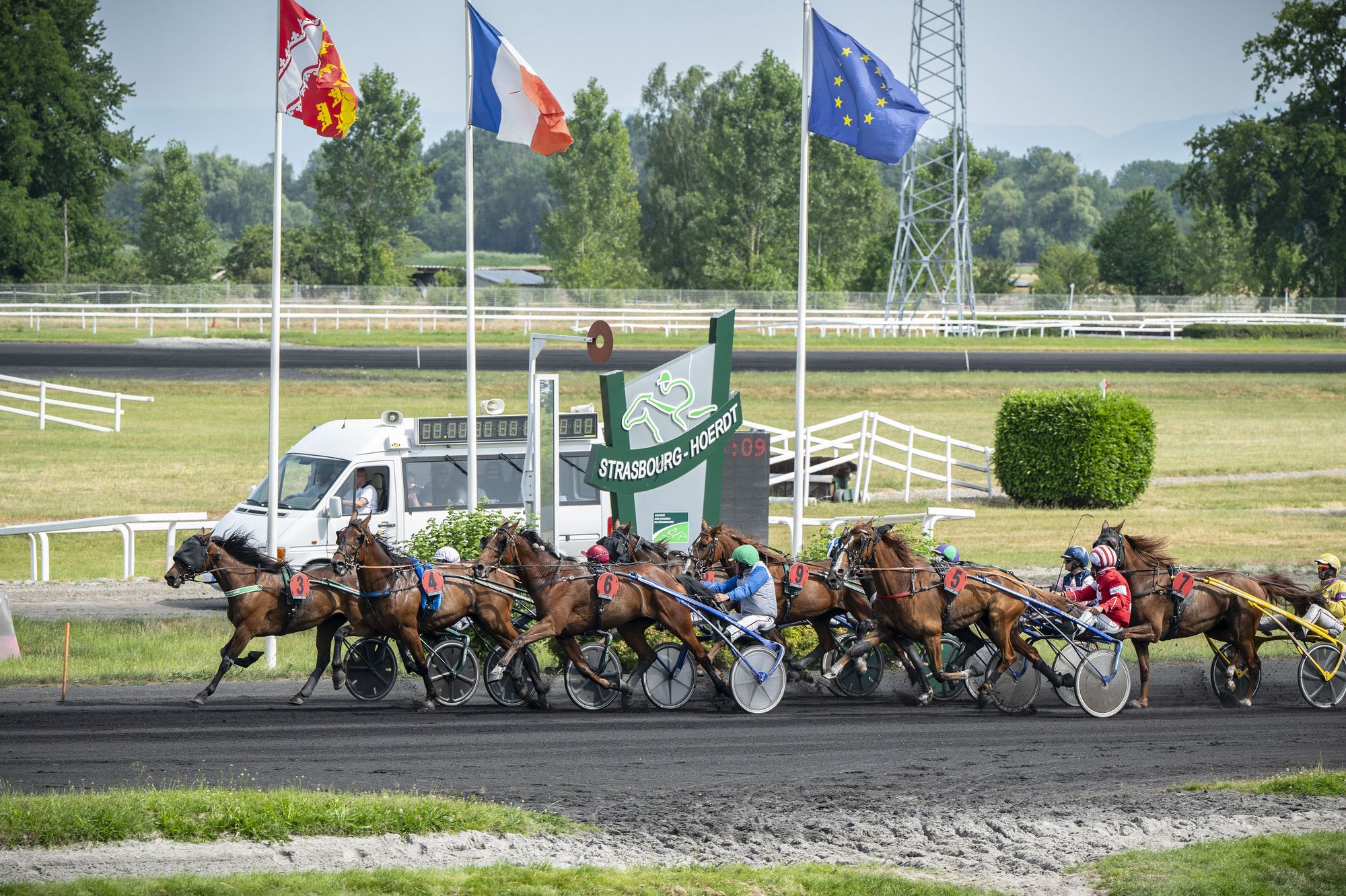 L'hippodrome de Strasbourg-Hoerdt dispose d’une superficie de 42 hectares et d’une capacité d’accueil de 10 000 places.