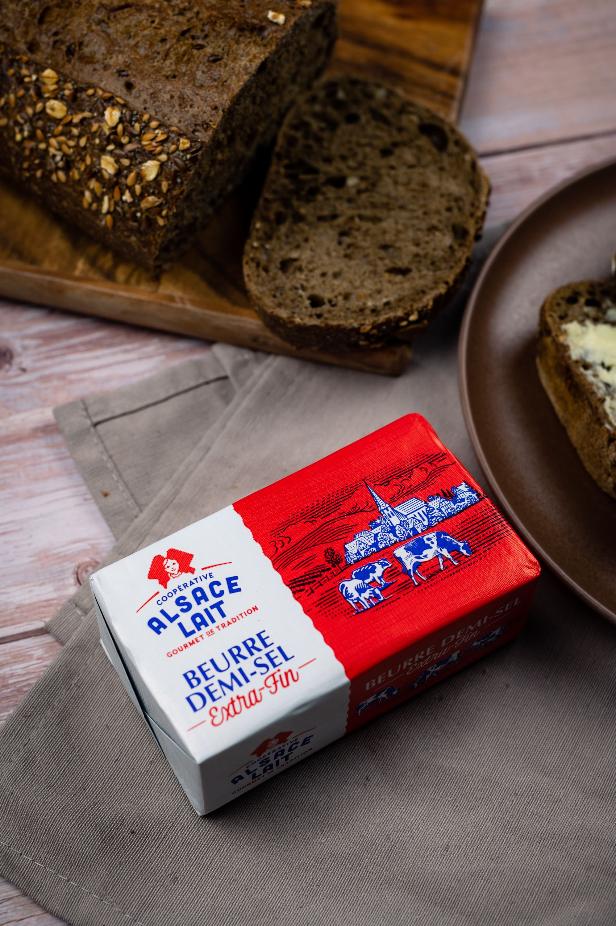 Le beurre doux extra-fin contient uniquement de la crème pasteurisée et des ferments lactiques