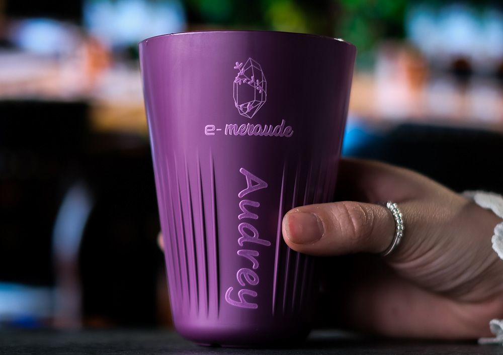 Le verre est fabriqué à base d’une résine végétale totalement biodégradable.