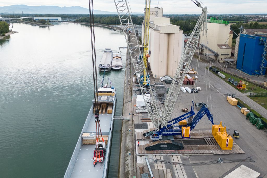 Depuis l’été 2023, un nouveau terminal colis lourds a été aménagé avec l’achat d’une grue d’une capacité de levage de 800 tonnes à la verticale.