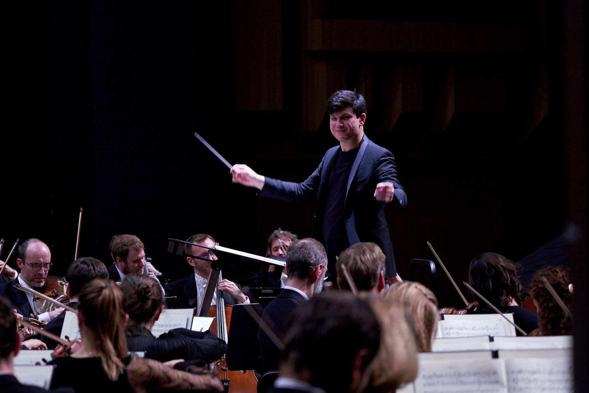 Aziz Shokhakimov, formé en Ouzbékistan, est considéré comme l’un des chefs d’orchestre les plus doués de sa génération.