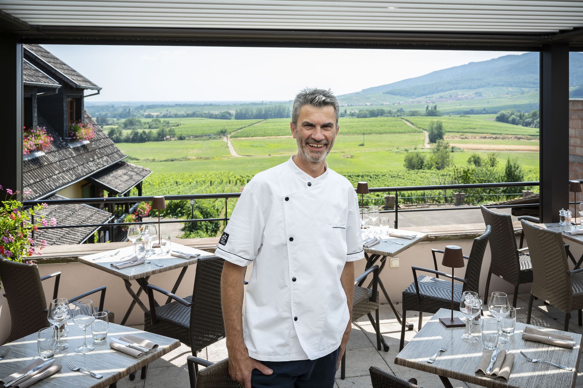 Une terrasse en balcon sur le vignoble