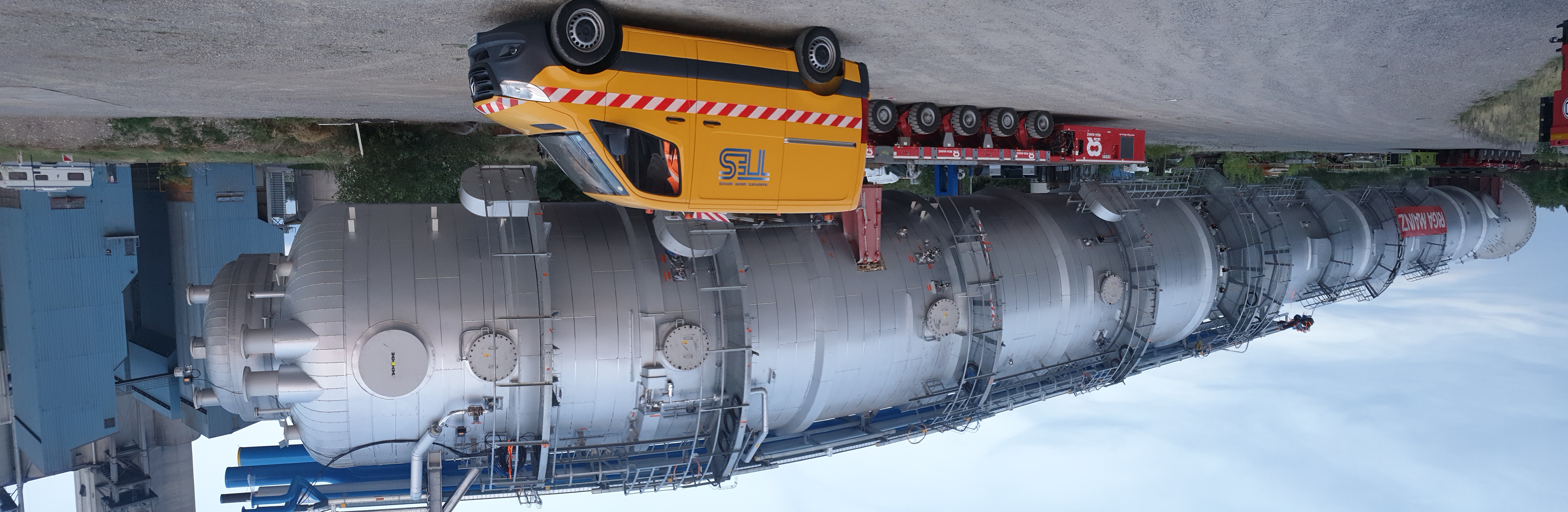 Transport d’une cuve entre le Port d’Ottmarsheim et le site d’Alsachimie (BASF) effectué avec le transporteur Riga Mainz. 80 m de long, 9 m de large, 10 m de haut et 700 tonnes.