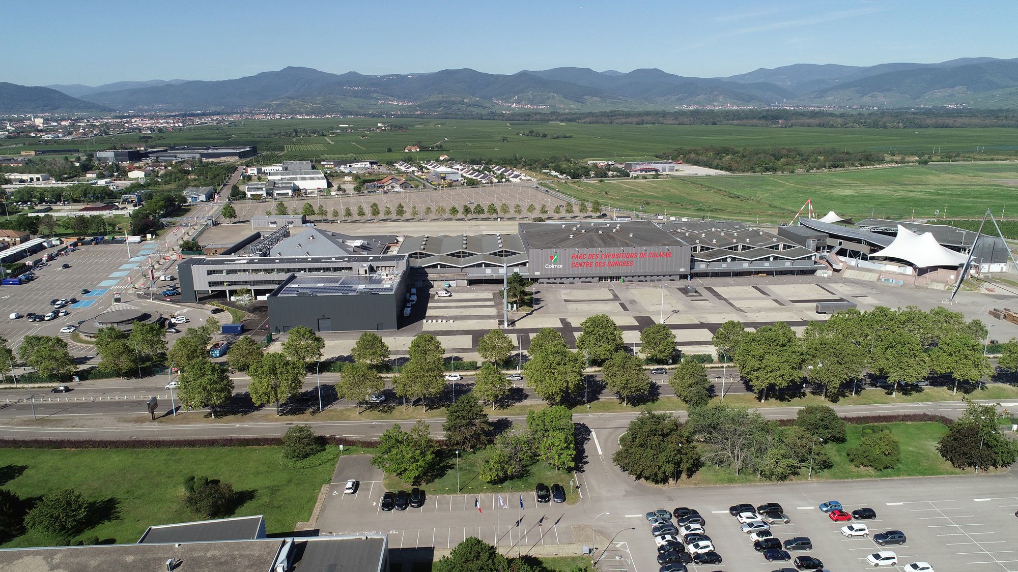 Colmar Expo déploie plus de 16 000 m2 de surfaces couvertes et de vastes espaces extérieurs.