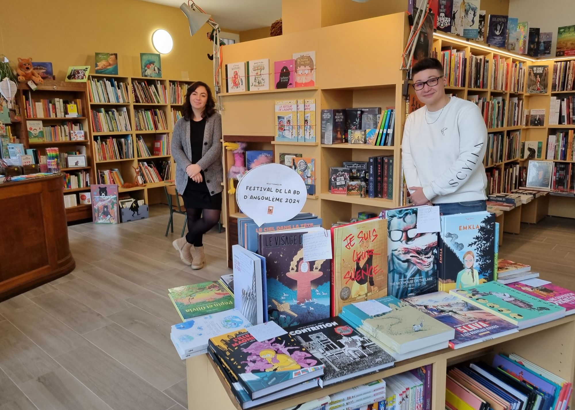 « Être à deux pour créer la librairie fut un véritable atout », affirment Laura et Magali qui vivent aujourd’hui, au quotidien, leur passion commune pour le livre.  