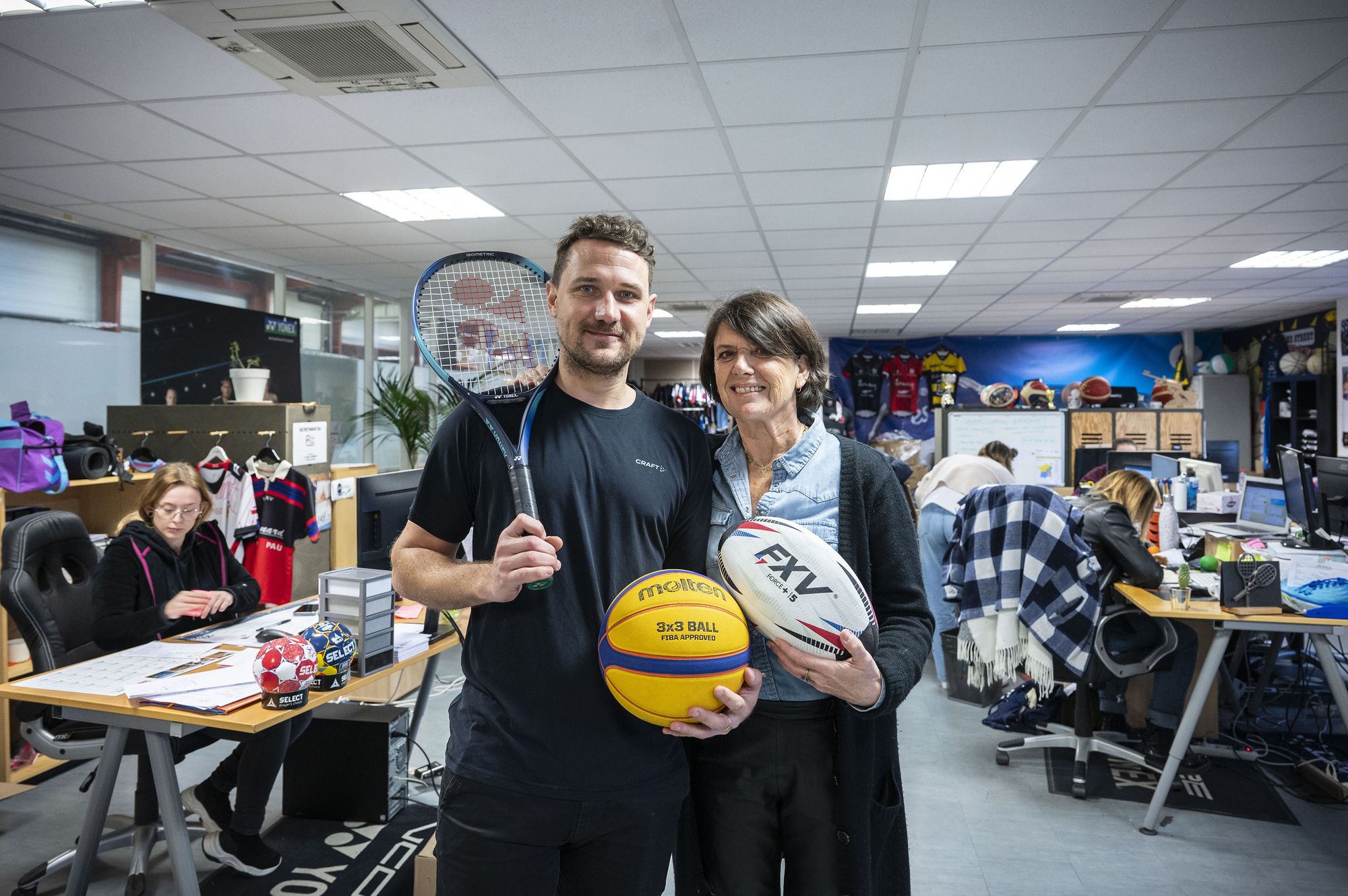 Environ 30 équipes et fédérations sportives et une cinquantaine d’athlètes professionnels sont sous contrat avec les marques BDE Sports.