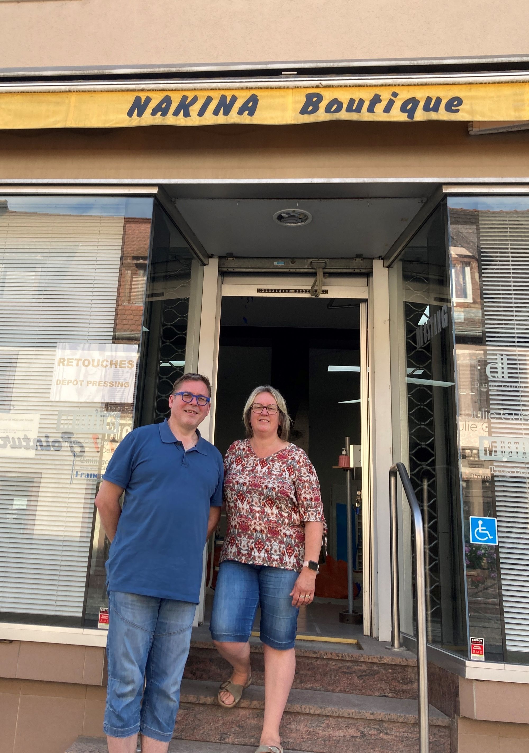 NAKINA Boutique : Fabien et Murielle Luschnat devant la devanture de leur magasin