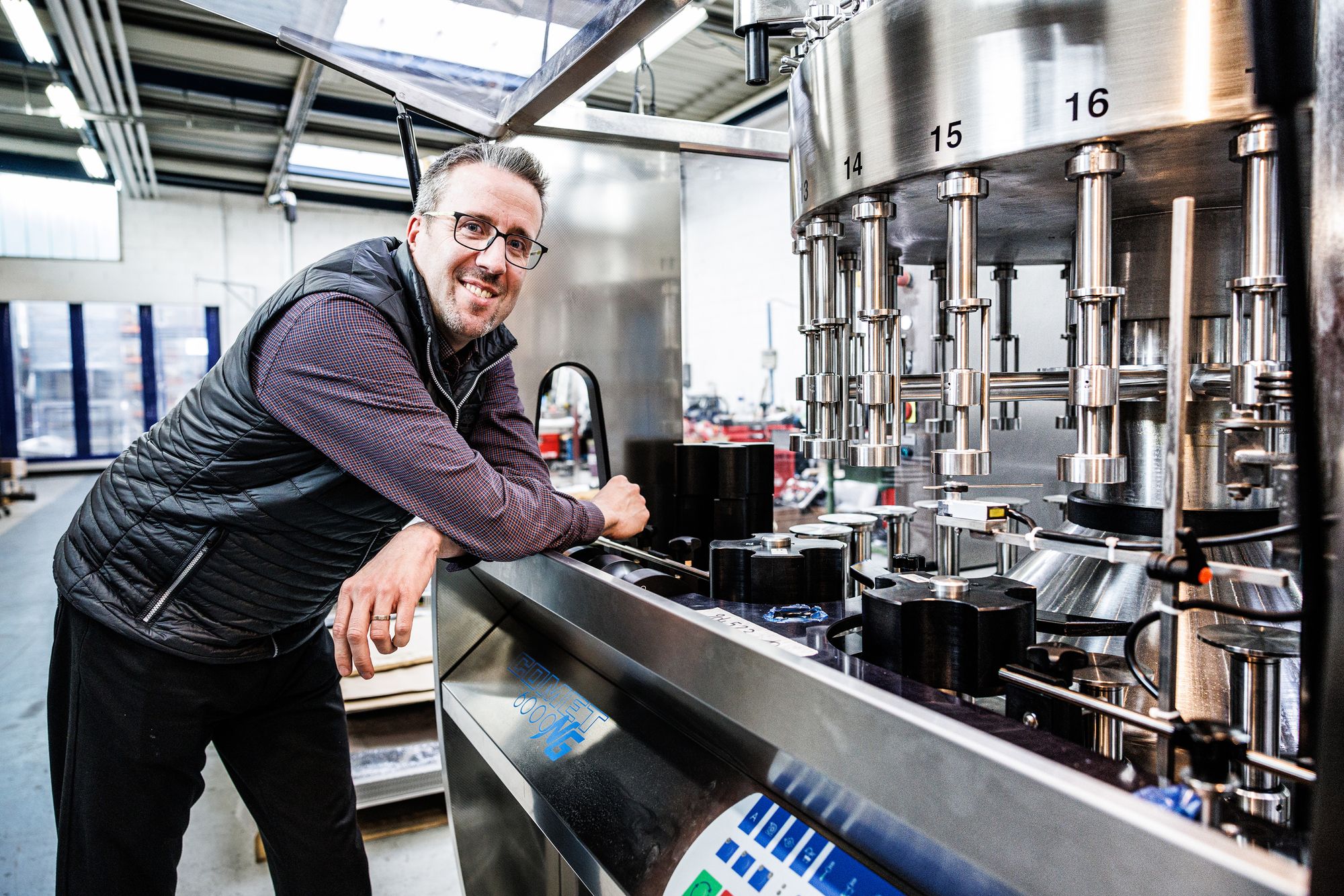 L’entreprise fait partie des leaders mondiaux des machines d’embouteillage de petite et moyenne cadence (jusqu'à 3 500 bouteilles/heure).