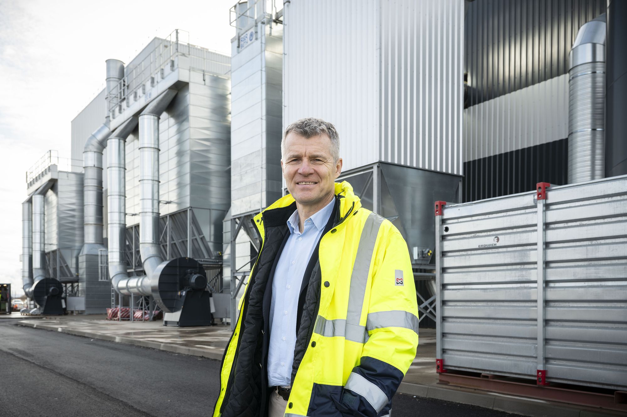 Les fibres en polymères sont transformées en granulés pour produire du mobilier urbain, des pots de fleur ou un nouveau gazon synthétique.