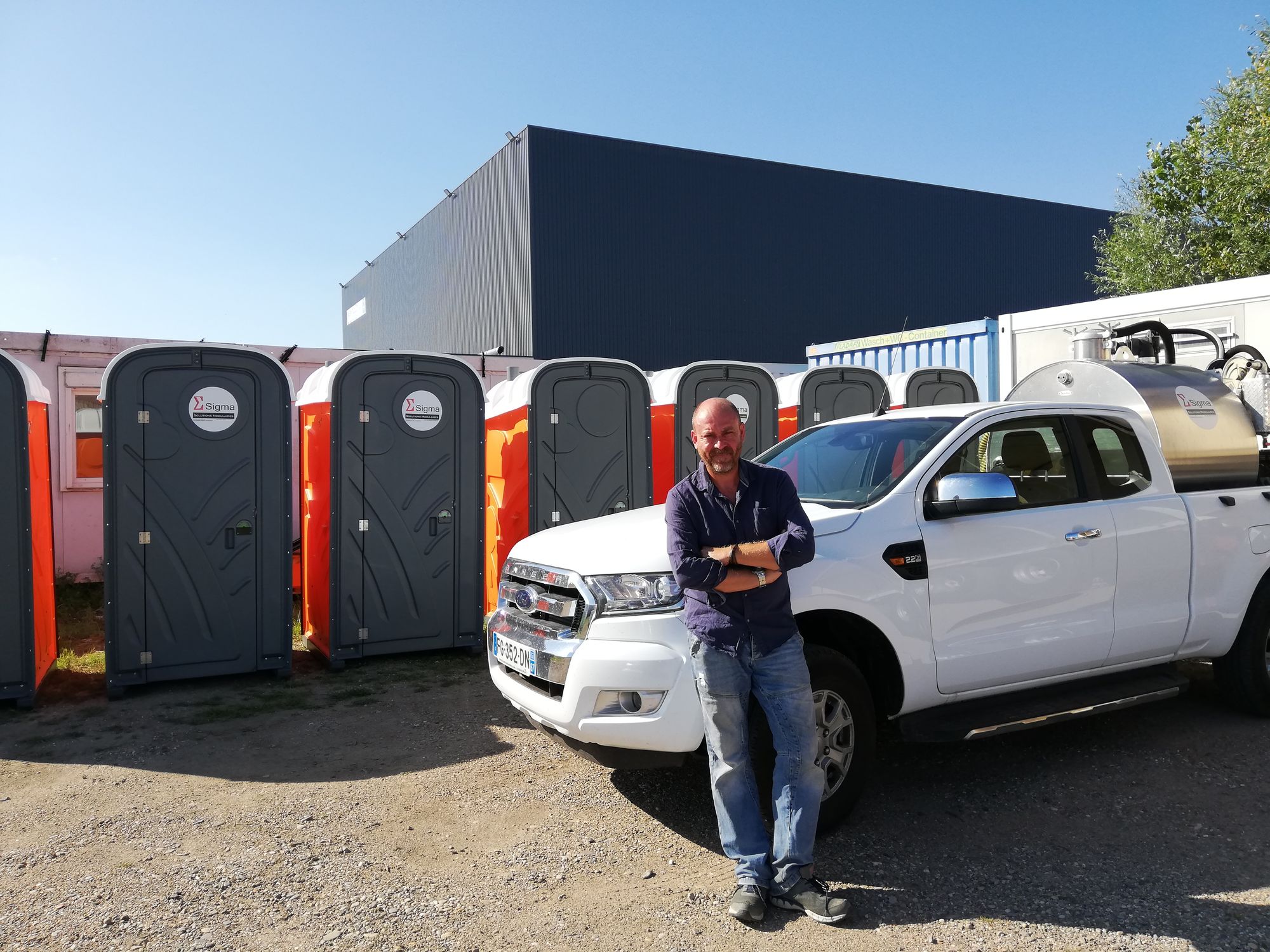 Les WC chimiques repérables à leur couleur orange sont installés sur des chantiers ou des sites d'évènements.