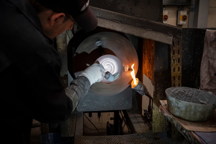 « Ce geste précis, hérité d’une tradition manufacturière, incarne la signature artisanale de Baumalu » précise Bruno Martin.