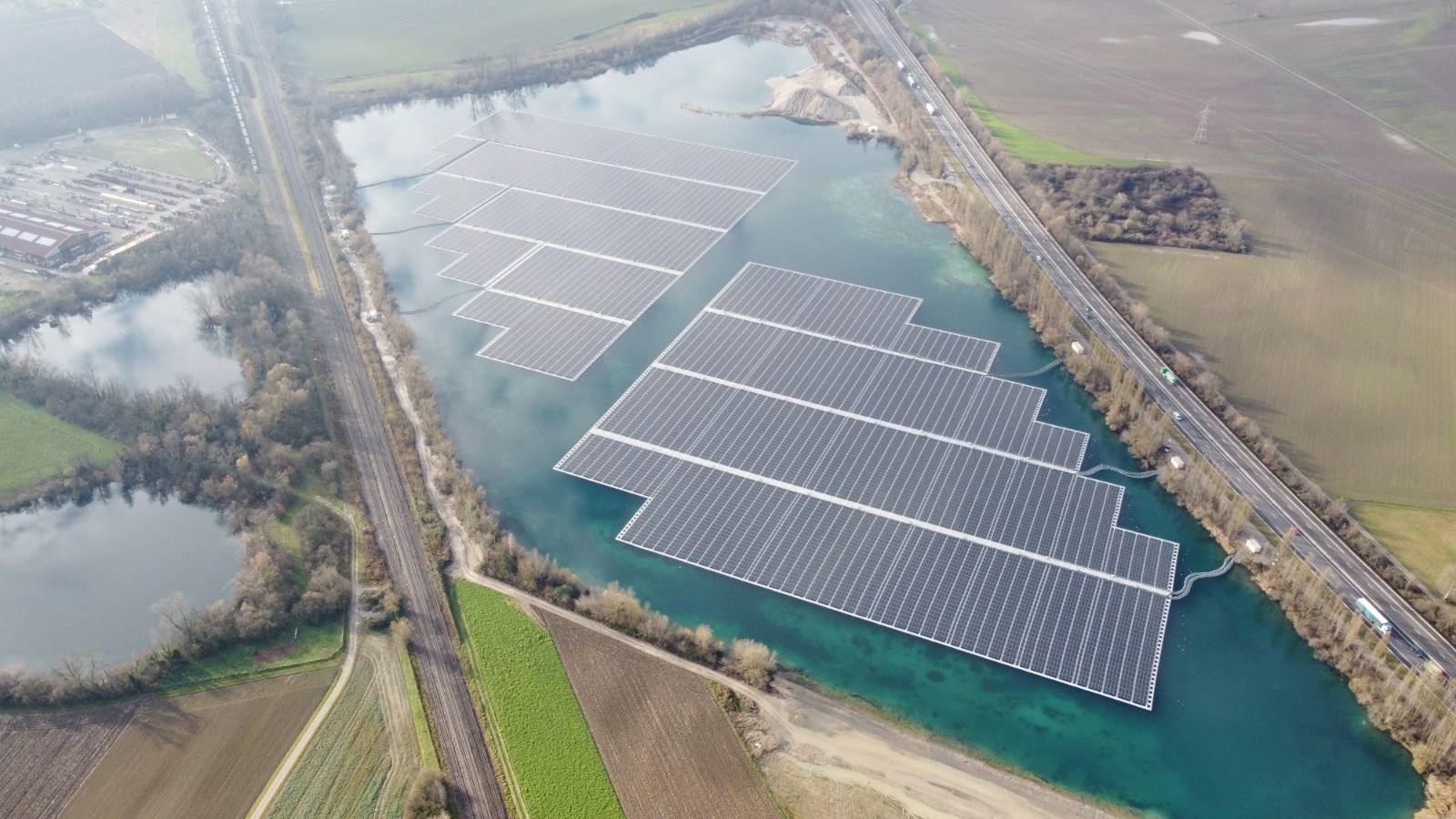 Cette centrale solaire flottante, composée de 2 îlots, favorise la réhabilitation du bassin industriel, qui devient une source de production d’énergie renouvelable.