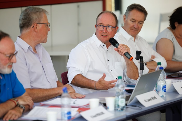 Claude Sturni (au micro) a été élu président de l’Adira, le 24 juin. Il remplace Laurent Riche (à gauche)