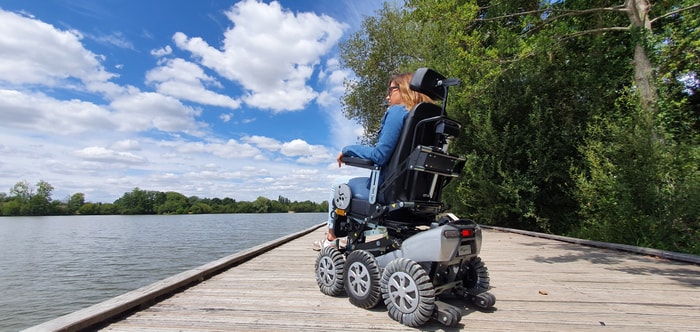 Allié du quotidien des personnes à mobilité réduite, le fauteuil Magix 2 apporte confort, maniabilité, liberté de mouvement et sécurité.