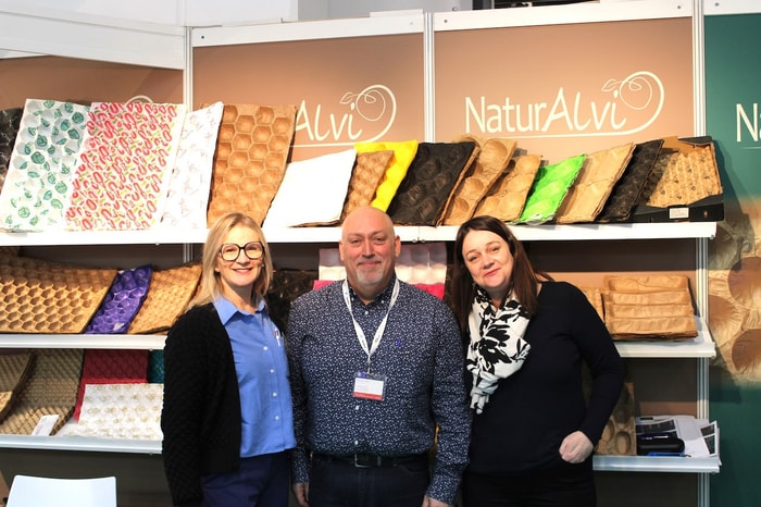 De gauche à droite : Anne Baumuller, directrice générale, Pierre Del Valle, responsable commercial, et Charline Lantz, assistante commerciale, au salon Fruit Logistica à Berlin en février 2026