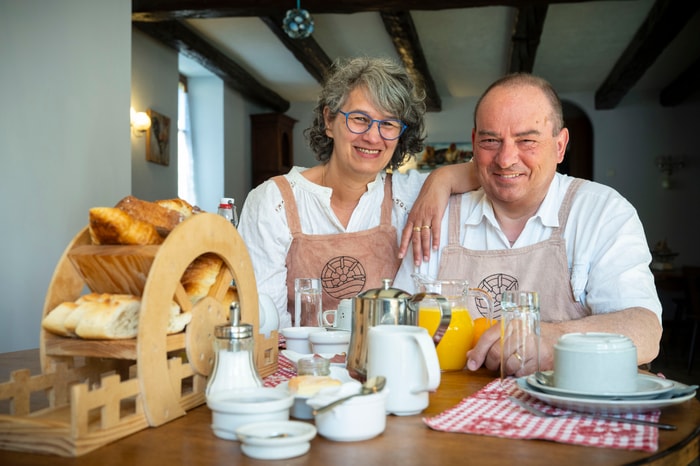 À la tête de l’Hôtel Au Vieux Moulin depuis 2018, Maryline et Olivier Yvon font vivre un établissement familial où authenticité et produits locaux sont à l’honneur.
