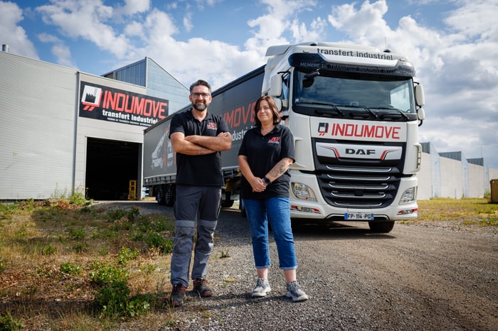 Laetitia et David Mergalet devant l'un des camions Indumove, symbole de leur aventure familiale industrielle
