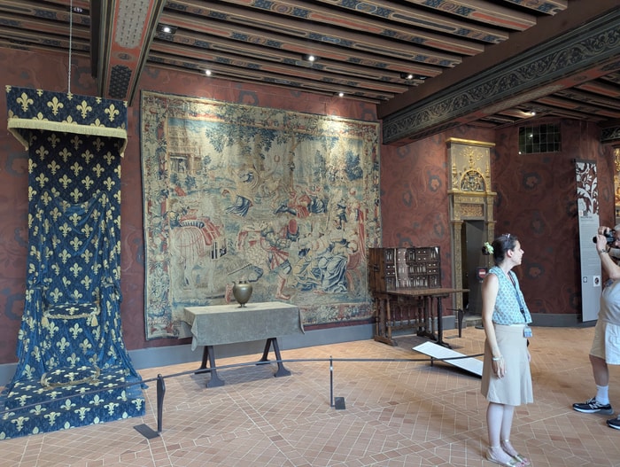 Pour l’Université de Strasbourg et ses partenaires, former un guide-conférencier aujourd’hui ne consiste plus seulement à transmettre des connaissances historiques. Il s’agit de former un professionnel capable de créer du lien entre les lieux, les récits, les cultures et les publics.