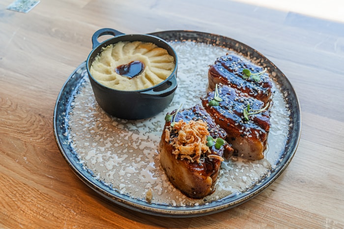 Au menu : poitrine de cochon confite accompagnée de sa purée maison.