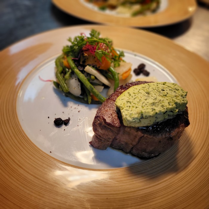 Une spécialité riche en saveurs : le filet de bœuf aux morilles.
