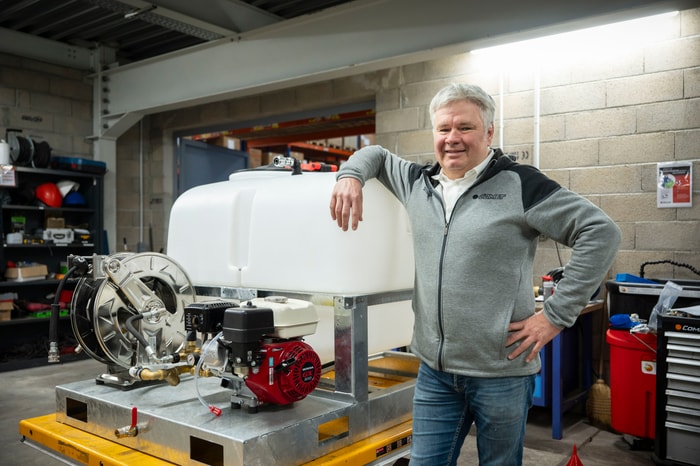 Johann Moiteaux, directeur général de Comet, devant un nettoyeur haute pression 100 % autonome avec réserve d’eau de 500 L