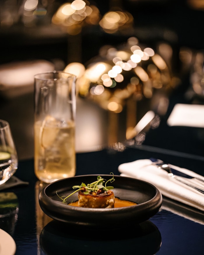 Des tapas gastronomiques accordés à des vins de terroir et des cocktails audacieux