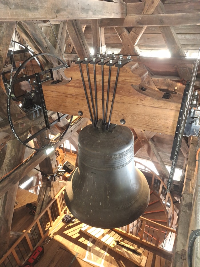 Un des bourdons de Notre-Dame suspendu à son joug