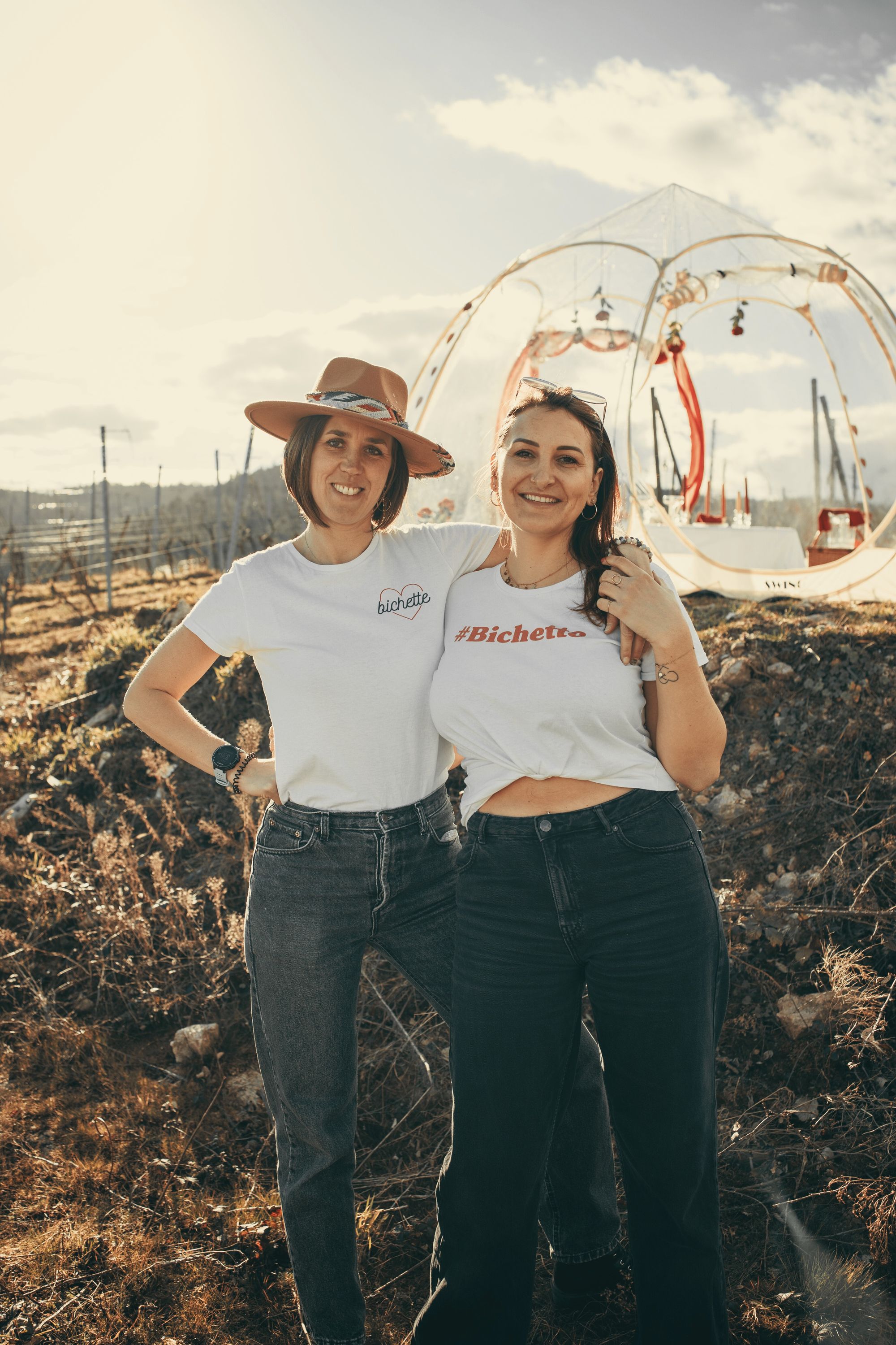 Aude Gulka et Margot Modry devant la bulle de bonheur, dans le vignoble alsacien.