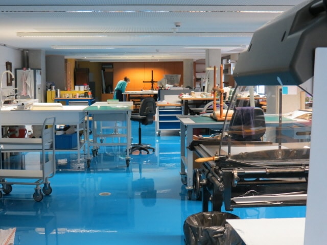 Mme Caroline Klein dans l’atelier de conservation-restauration de la Bnu