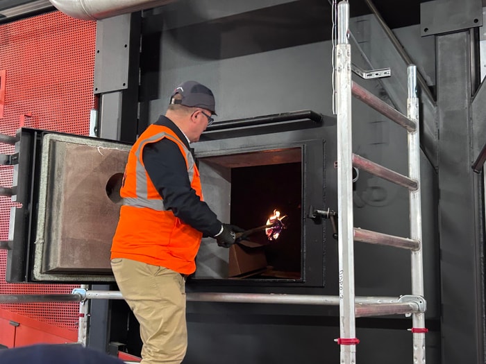 Claude Sturni, maire de Haguenau, procède à l’allumage de la chaudière lors de sa première mise à feu, une étape symbolique dans la mise en service de l’installation.