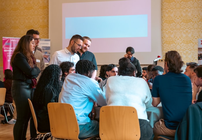 Hackathon textile, édition 2025 : travail en groupe pluridisciplinaire. 