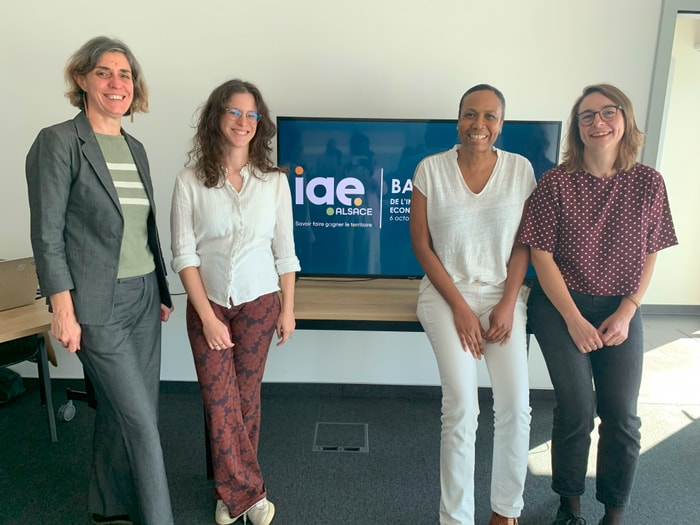 Fabienne Massenya (3ème en partant de la gauche) est aux côtés de femmes de son équipe.