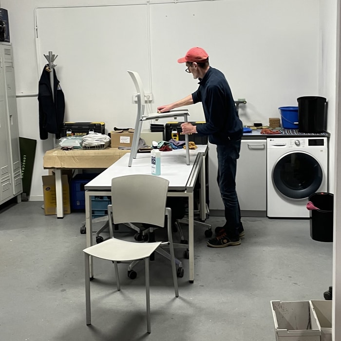 Le mobilier repris est entièrement nettoyé dans les locaux d’Elsass Office, avant d’être reconditionné.