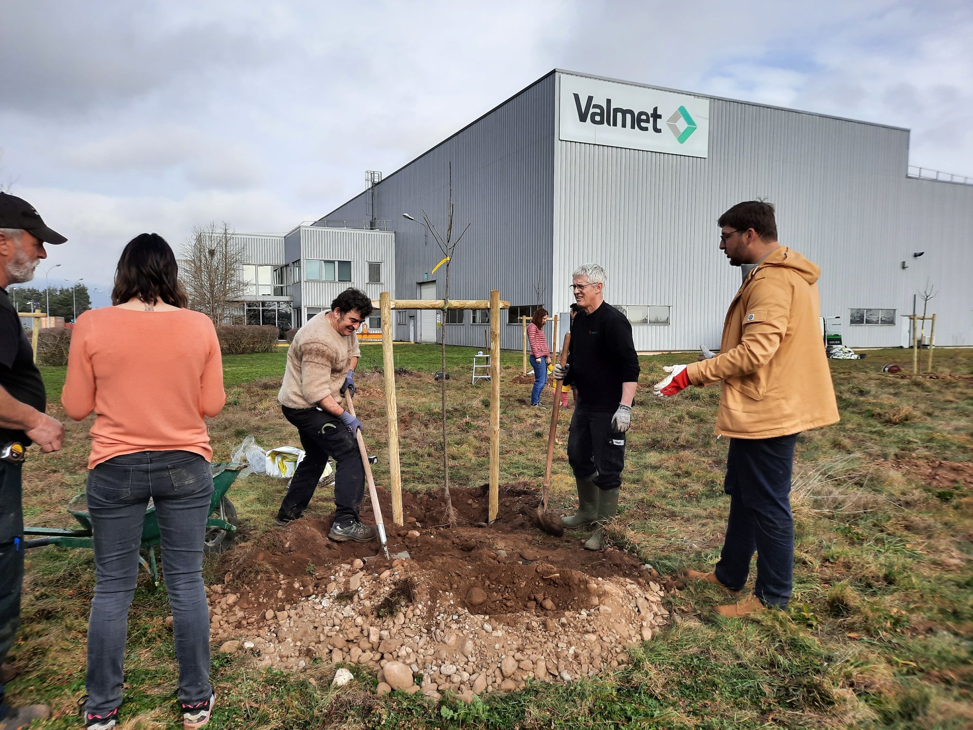 Les salariés participent activement aux aménagements extérieurs.