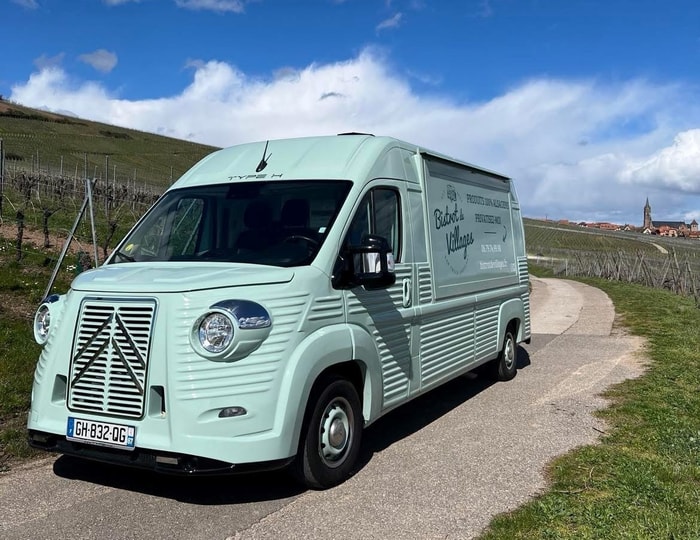 Clément rassemble les habitants et recrée du lien social autour de son camion-bar qui s’installe le temps d’une soirée sur la place du village.