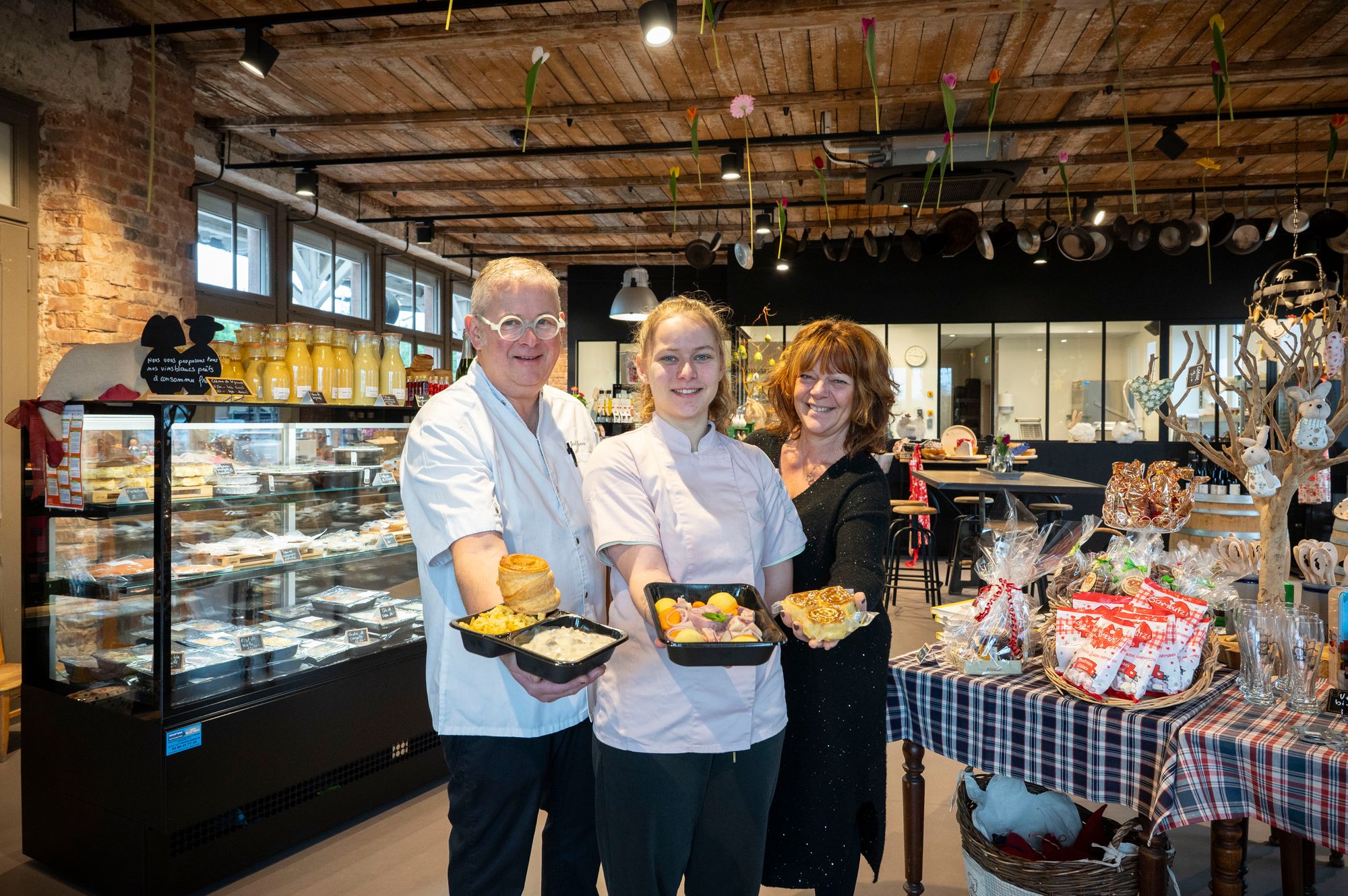 Joël, Louise et Muriel régalent les clients de leurs plats traiteurs faits maison.