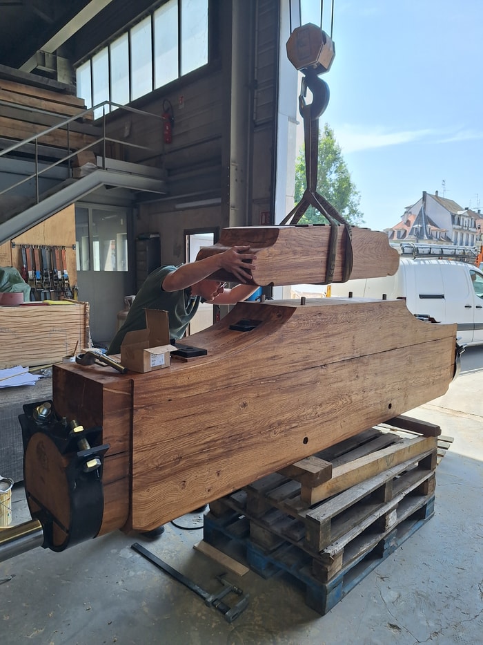 Les jougs en bois, ces pièces maîtresses qui permettent le balancement des cloches, ont été conçus à Strasbourg.