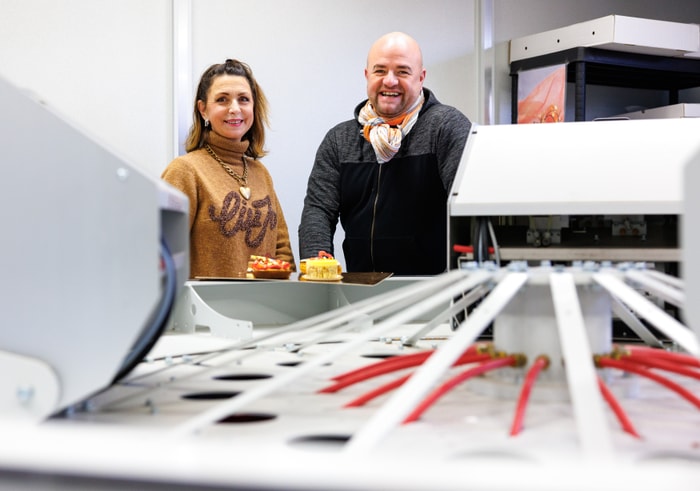 Marie-Christine Roth et David Berger dans le laboratoire où sont conçus à la main les décors en chocolat