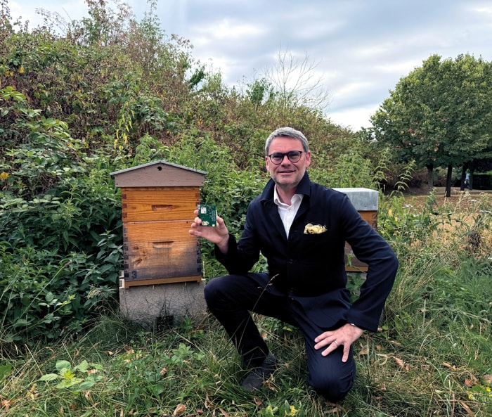 L’IA embarquée au sein de la ruche connectée compte les abeilles en temps réel, mesure la température, enregistre les sons et permet de se prémunir contre le varroa et les frelons. Les données collectées alimentent un précieux data lake.