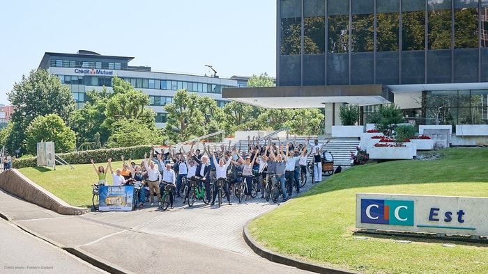 Photo des collaborateurs du CIC Est prise lors du challenge vélo.