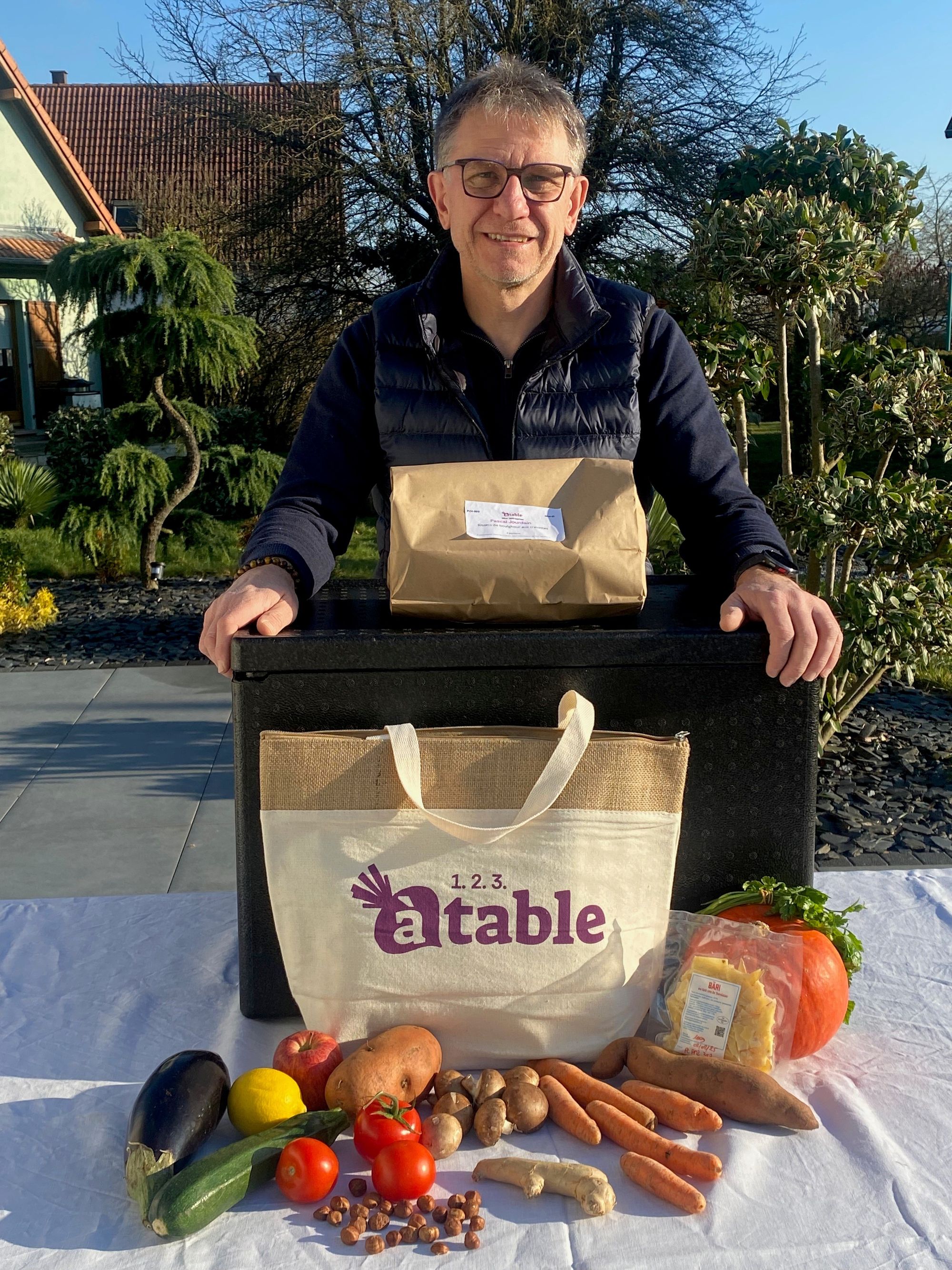 Hubert Hoeltzel devant un panier recette à cuisiner. Pour garantir leur fraîcheur, les ingrédients sont transportés dans des conteneurs isothermes, équipés de plaques eutectiques.