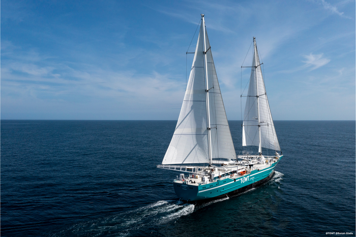 Le voilier Artemis en route vers le Havre.