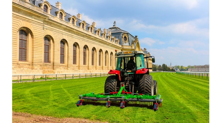 Le peigne à gazon Joker XL spécial hippodrome entretient les surfaces engazonnées sans pesticides. Ici, la machine opère à Chantilly.