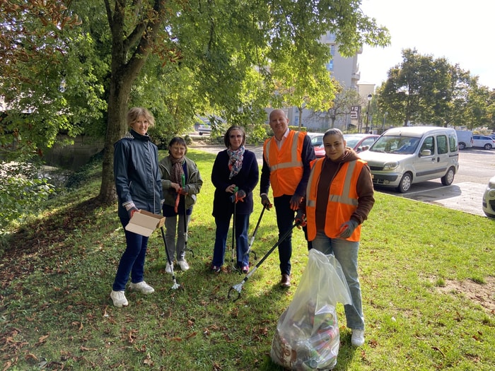 Chaque mois, des salariés de La Banque Postale Est participent à l’Heure mensuelle d’engagement. 
