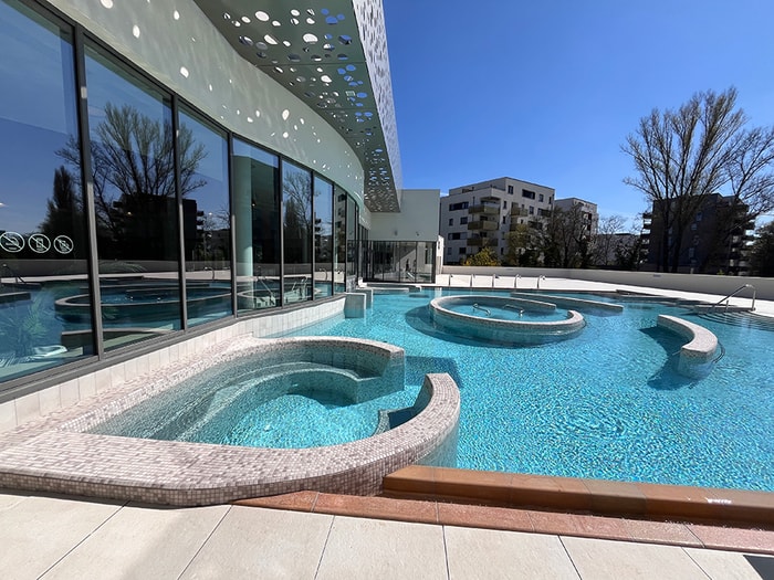 Un bassin extérieur et une terrasse végétalisée complètent les espaces de balnéothérapie.