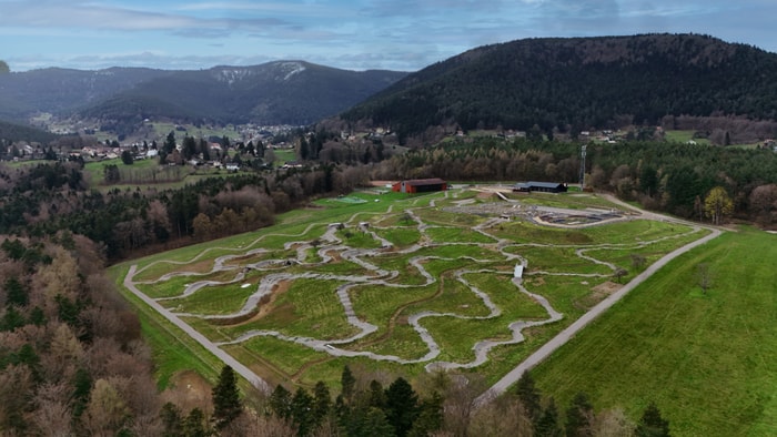 Ouvert d’avril à octobre, Lang Parc permet de découvrir et de pratiquer le VTT à tous les niveaux, dans un cadre naturel.